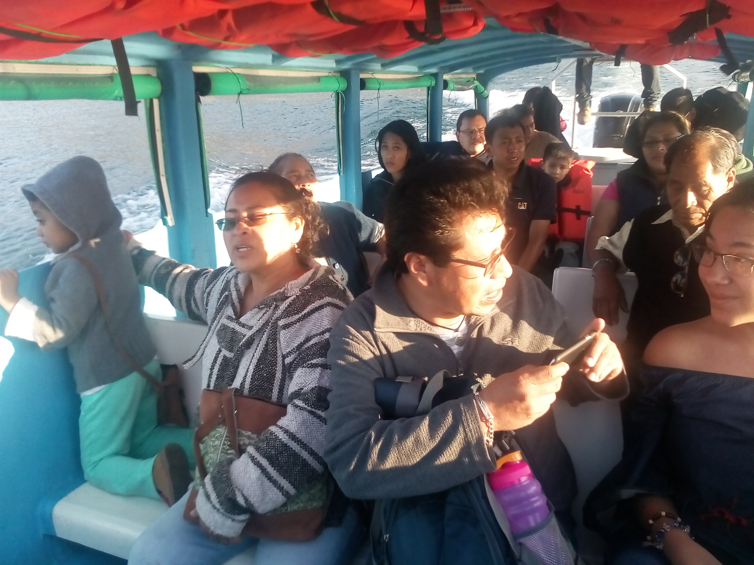 Tour del Lago: Salida todo los días 5:30 a.m. de Antigua Guatemala. Visita de los pueblos de San Juan, San Pedro la Laguna y Santiago Atitlán. Precio $. 85.00 dolares por persona. Incluye: Transporte, Guia en Ingles o español tour del lago, lancha, salvavidas. (visita de talleres de artesanos).