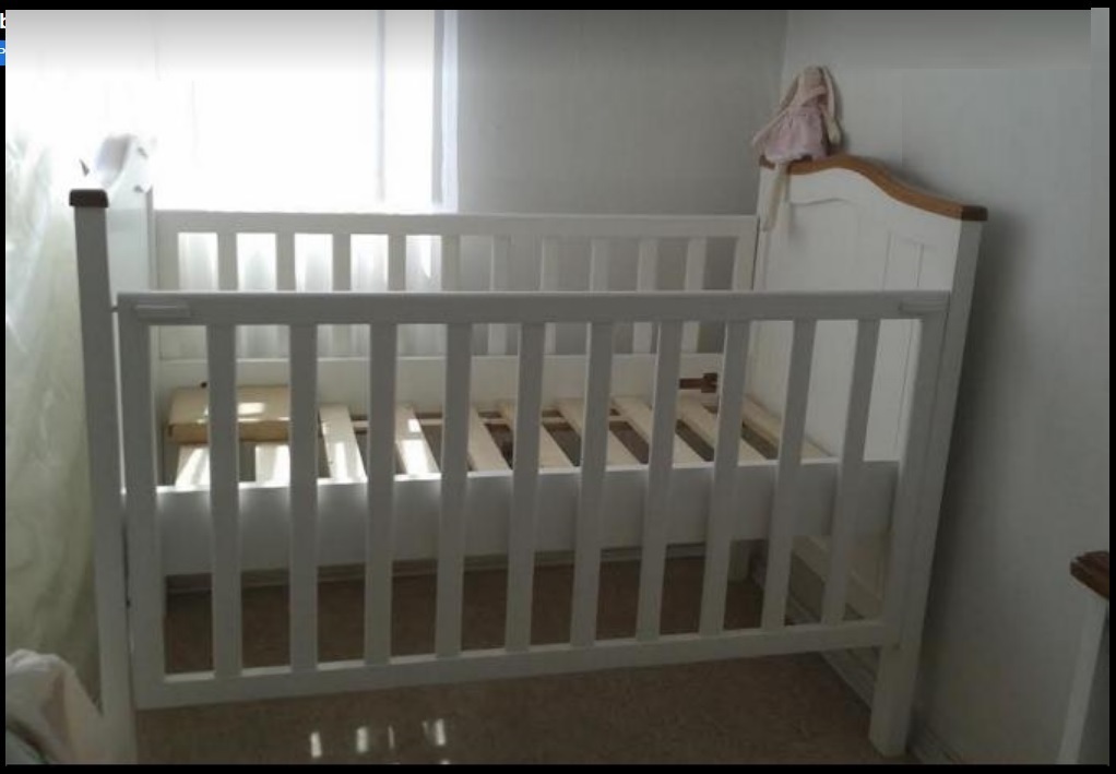 Cuna para  bebé Paula, para colchón 70 x 140, baranda deslizable $410.000