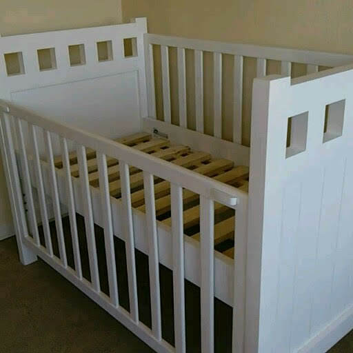 Cuna para  bebé Noemi, para colchón 70 x 140, baranda deslizable $390.000