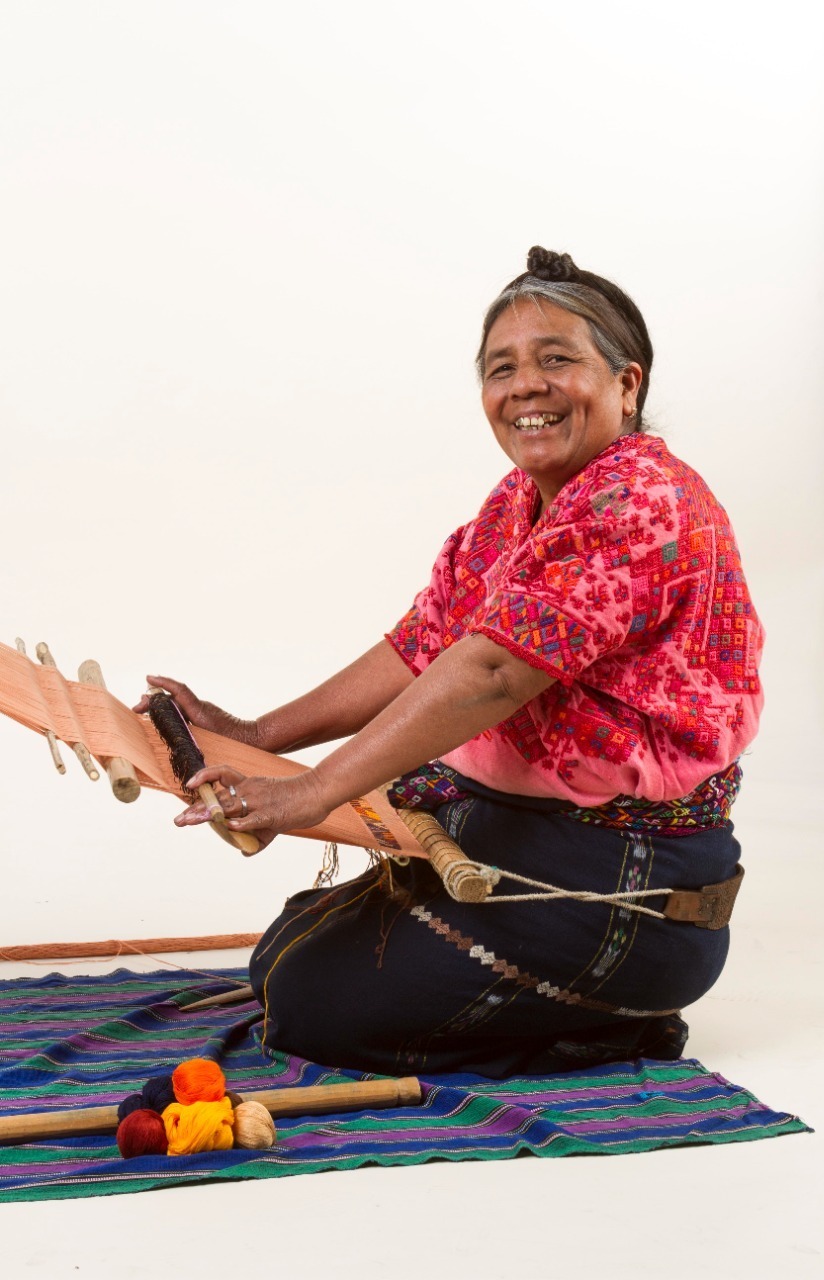 Colaboramos con mujeres indígenas del interior de Guatemala en la elaboración de nuestros tejidos.