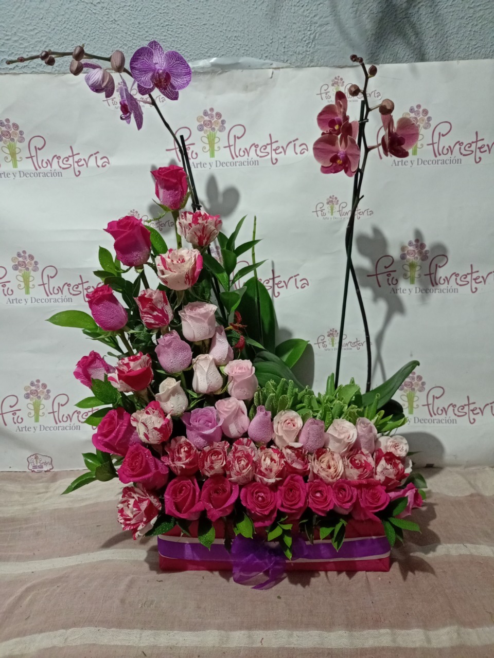 Arreglo de rosas, orquídeas y tulipanesCatálogo